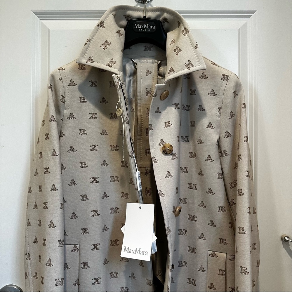 SOLD! MAX MARA FULL LOGO TRENCH COAT SIZE: US6 IT40 NEW WITH TAG FALL/WINTER - Picture 7 of 16
